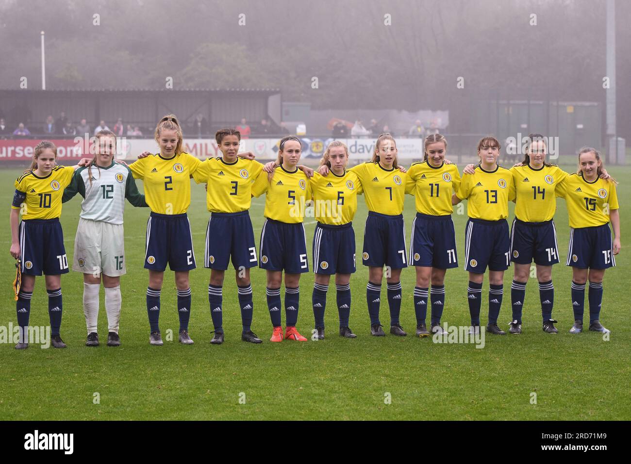 Newport, Wales. 23. Oktober 2019. Das schottische Team stellt sich vor dem 15 Spiel Girls Friendly International zwischen Wales und Schottland am 23. Oktober 2019 im Dragon Park in Newport, Wales, Großbritannien, für die National Anthems auf. Kredit: Duncan Thomas/Majestic Media. Stockfoto
