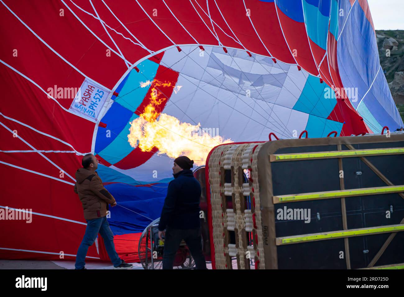 Ballonista zündet Luftballon vor dem Start. Arbeiter, die die Luft im Ballon vor dem Ballonflug Kappadokien mit dem Brenner erwärmen Stockfoto