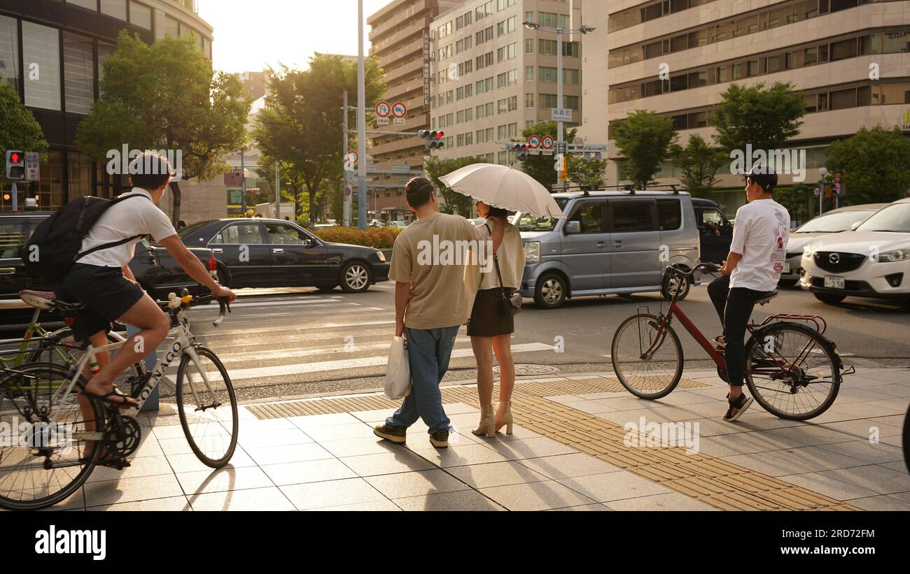Japanisches Paar, das am Crossing in Osaka Japan steht Stockfoto
