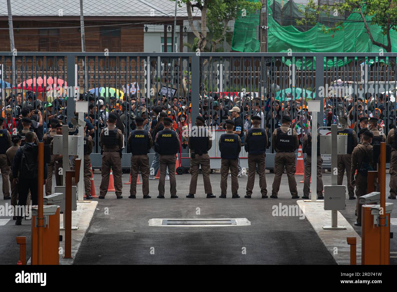 Bangkok, Thailand. 19. Juli 2023. Die Polizisten stehen während der zweiten Abstimmung im parlamentsgebäude Wache. Das thailändische parlamentsgebäude hält eine zweite Stimme für den nächsten Ministerpräsidenten Thailands ab, nachdem Pita Limjaroenrat, der Vorsitzende der Move Forward-Partei und der Kandidat des Ministerpräsidenten bei der ersten Abstimmung am 13. Juli 2023 gescheitert sind. Kredit: SOPA Images Limited/Alamy Live News Stockfoto