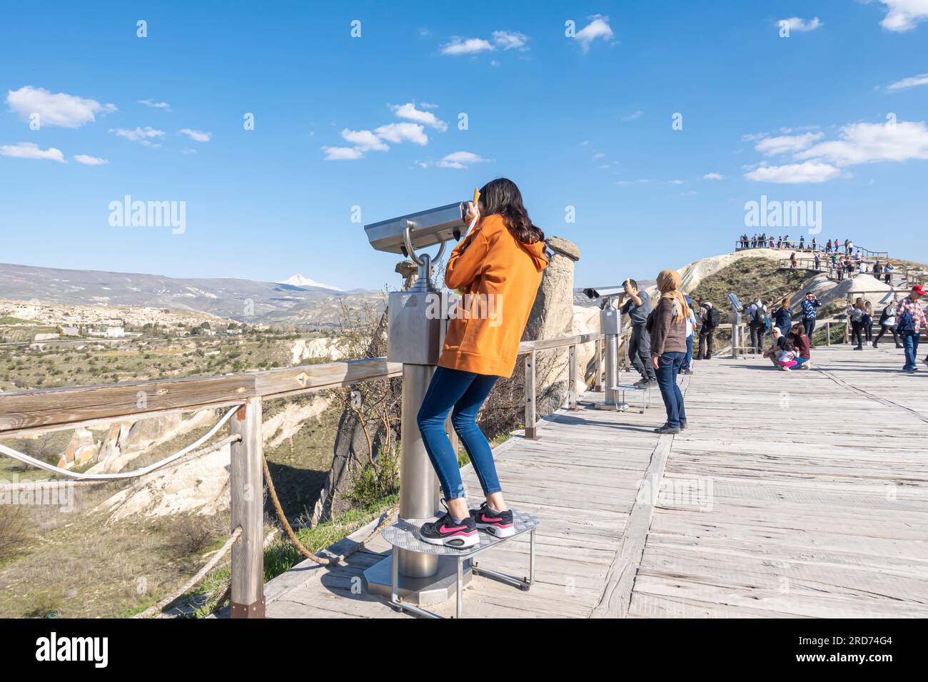 Eine Frau, die Münzfernbediente Fernrouten-Teleskope beobachtet, drei Schönheiten Kappadokien Tourist Point Türkei Stockfoto