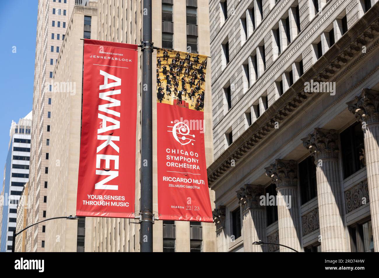 Chicago Symphony Orchestra Lamp Post Flag Signs Werbung Für Die Saison 2023 Mit Musical Director Riccardo Muti Lampost Flag Schilder Auf Adams Street, Ch Stockfoto