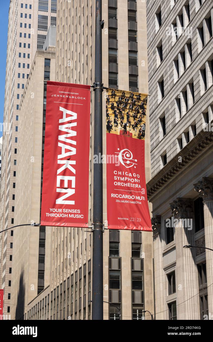 Chicago Symphony Orchestra Lamp Post Flag Signs Werbung Für Die Saison 2023 Mit Musical Director Riccardo Muti Lampost Flag Schilder Auf Adams Street, Ch Stockfoto