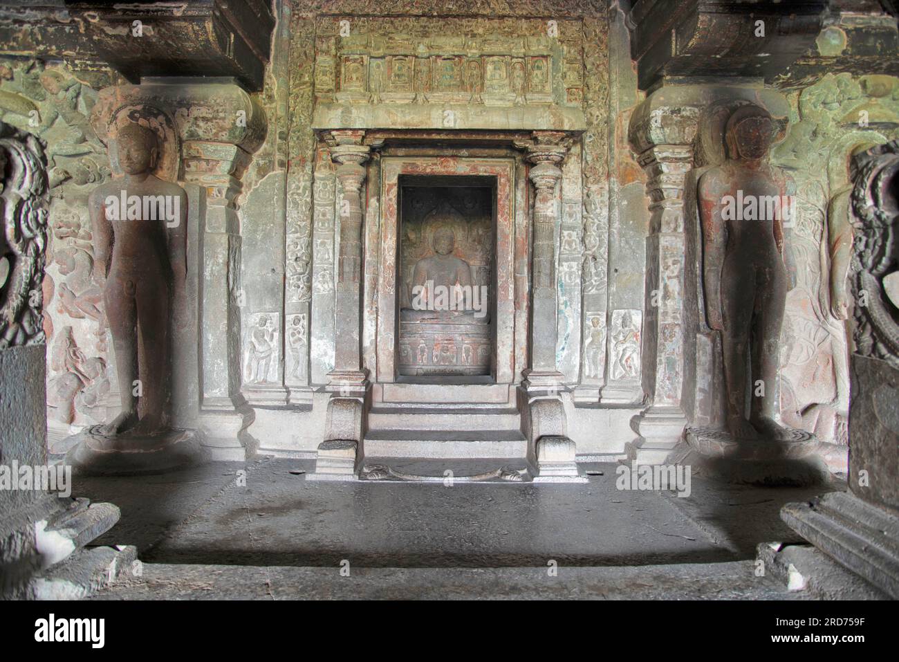 Ellora Höhle 33, Hauptschrein mit Mahavira und zwei tirthankara als Wächter auf beiden Seiten des Schreins. Aurangabad, Indien Stockfoto