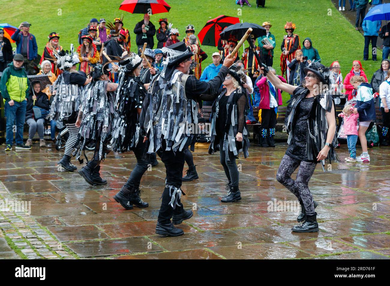 Morris tanzt an einem Regentag am Buxton Day of Dance 2023 Stockfoto