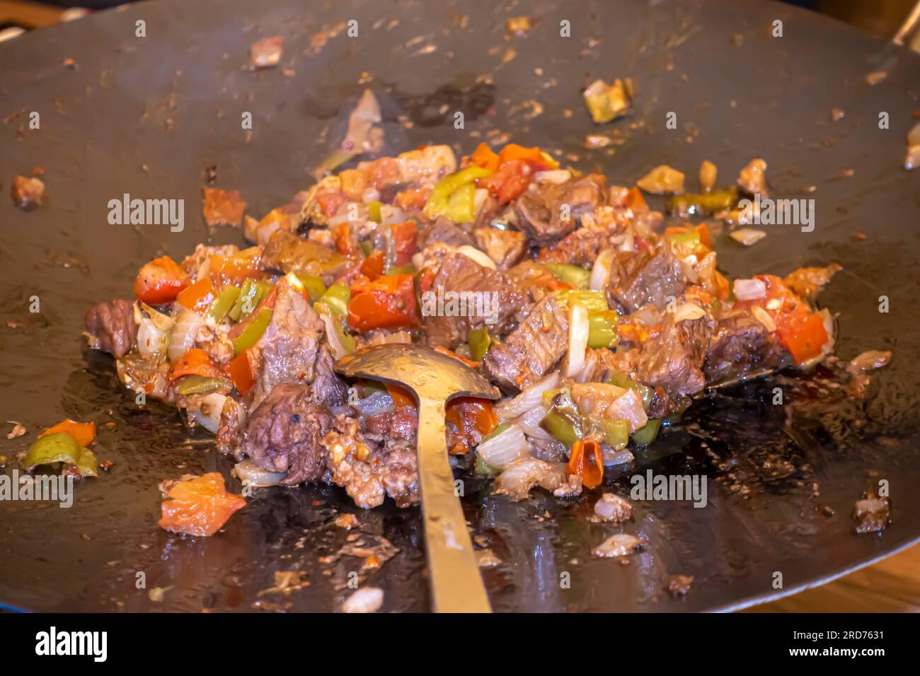 Shish Kebab auf einem Teller oder Shish Kebap ist eine beliebte Mahlzeit aus aufgespießten und gegrillten Fleischwürfeln Stockfoto