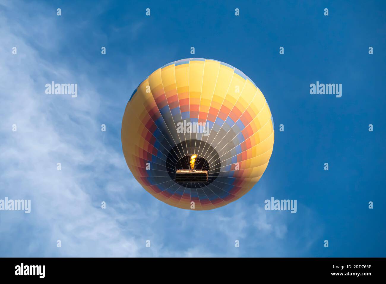 Blick aus dem niedrigen Winkel auf den Heißluftballon Kappadokien in der Türkei. Der Ballon feuert während des Fluges in den Himmel Stockfoto