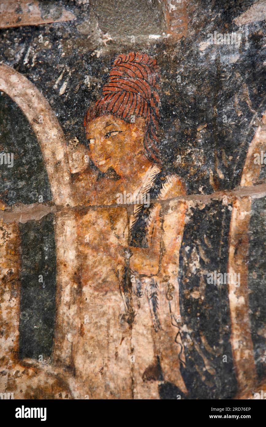 Pitalkhora - Höhle 3, Chaitya Halle. Malerbegleiterin für Buddha mit einer aufwendigen Frisur an der linken Gangwand. Maharashtra, Indien Stockfoto