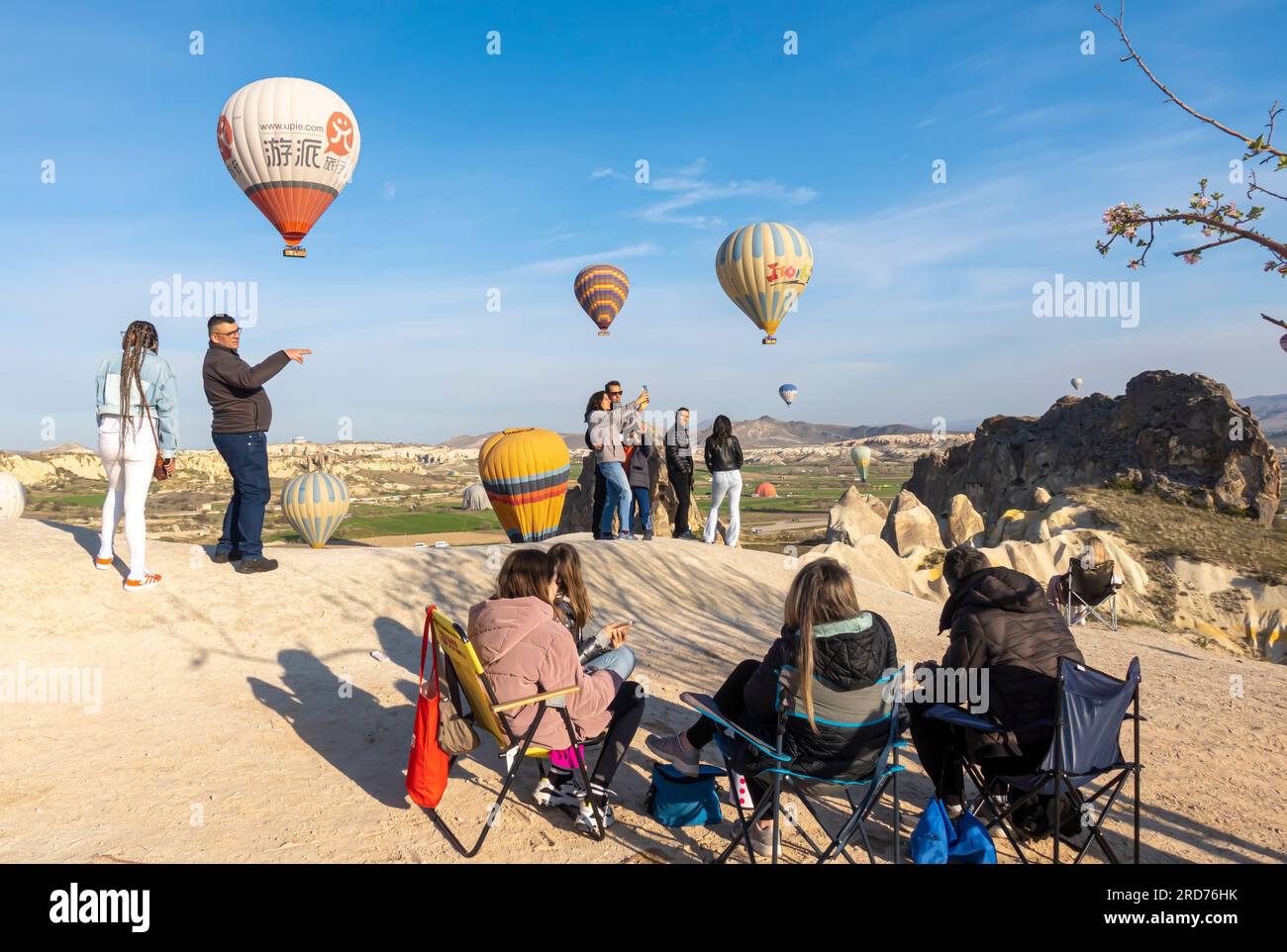 Touristen beobachten Flugballons in Kappadokien Türkei Stockfoto