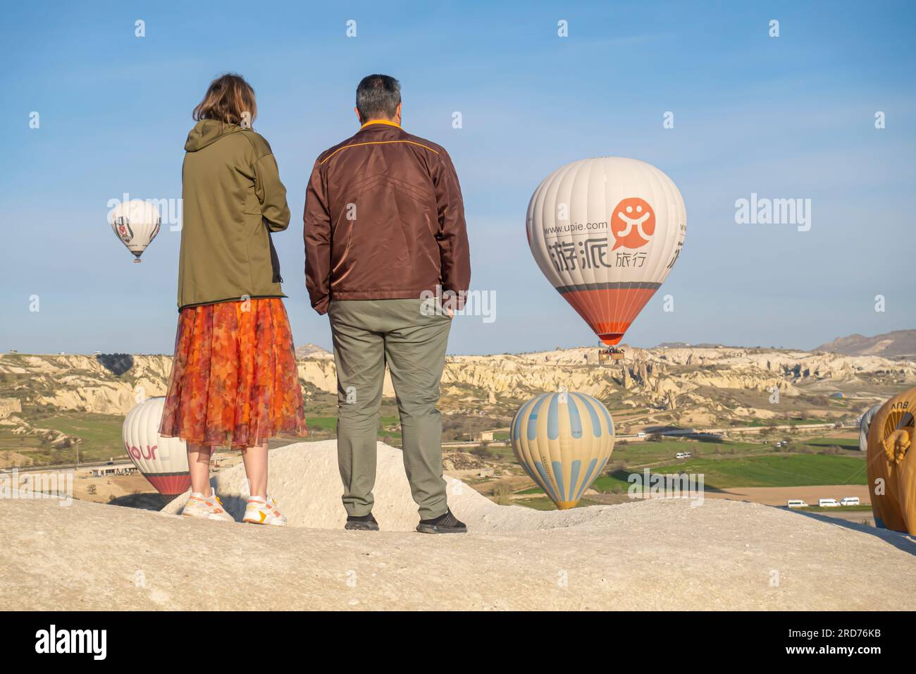 Eine Frau, die in Kappadokien fliegende Ballons sieht Stockfoto