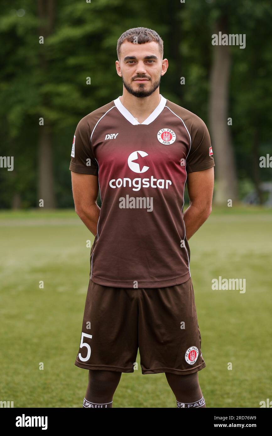 Hamburg, Deutschland. 18. Juli 2023. Fußball: 2. Bundesliga, Fotosession FC St. Pauli, Trainingszentrum Kollaustraße, Teamfoto. Daniel Sinani. Kredit: Christian Charisius/dpa/Alamy Live News Stockfoto