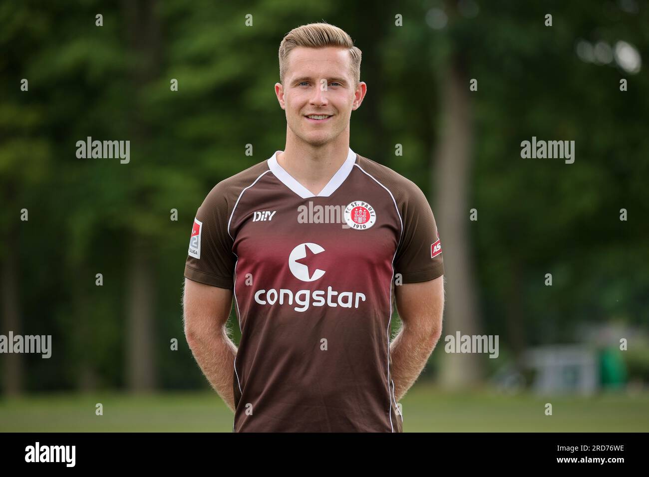 Hamburg, Deutschland. 18. Juli 2023. Fußball: 2. Bundesliga, Fotosession FC St. Pauli, Trainingszentrum Kollaustraße, Teamfoto. Johannes Eggestein. Kredit: Christian Charisius/dpa/Alamy Live News Stockfoto