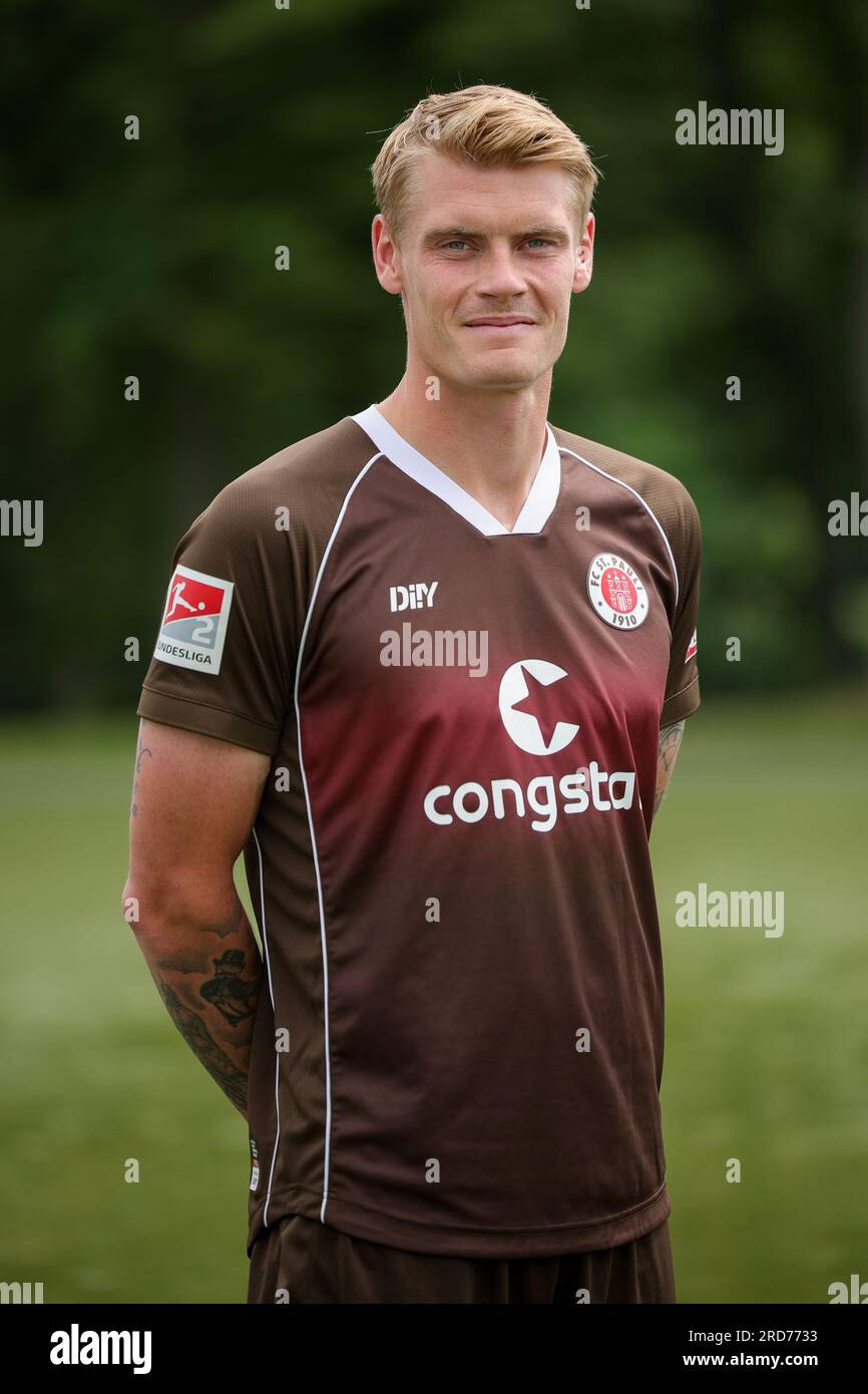Hamburg, Deutschland. 18. Juli 2023. Fußball: 2. Bundesliga, Fotosession FC St. Pauli, Trainingszentrum Kollaustraße, Teamfoto. Eric Smith. Kredit: Christian Charisius/dpa/Alamy Live News Stockfoto