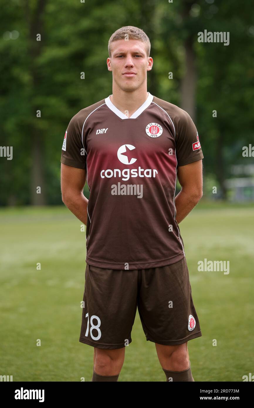 Hamburg, Deutschland. 18. Juli 2023. Fußball: 2. Bundesliga, Fotosession FC St. Pauli, Trainingszentrum Kollaustraße, Teamfoto. Jakov Medic. Kredit: Christian Charisius/dpa/Alamy Live News Stockfoto