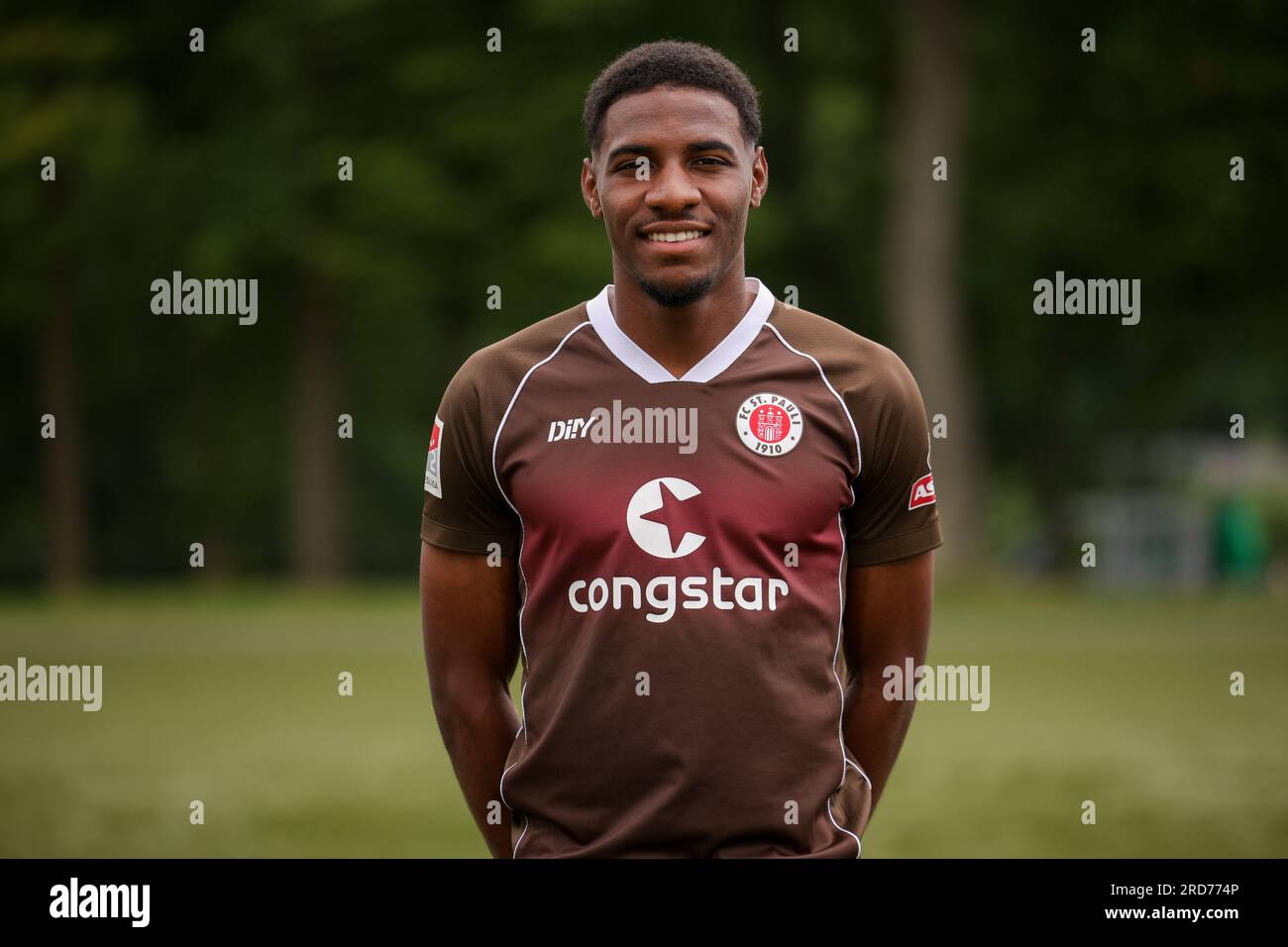Hamburg, Deutschland. 18. Juli 2023. Fußball: 2. Bundesliga, FC St. Pauli Fotosession, Kollaustraße Trainingszentrum, Teamfoto. Oladapo Afolayan. Kredit: Christian Charisius/dpa/Alamy Live News Stockfoto