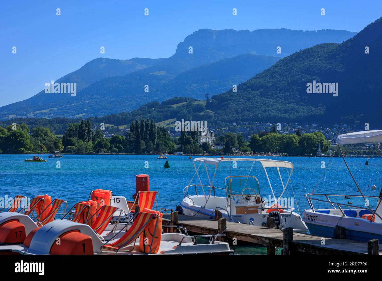Boote auf dem Lac d Annecy Annecy Haute-Savoie Auvergne-Rhone-Alpes Frankreich Stockfoto