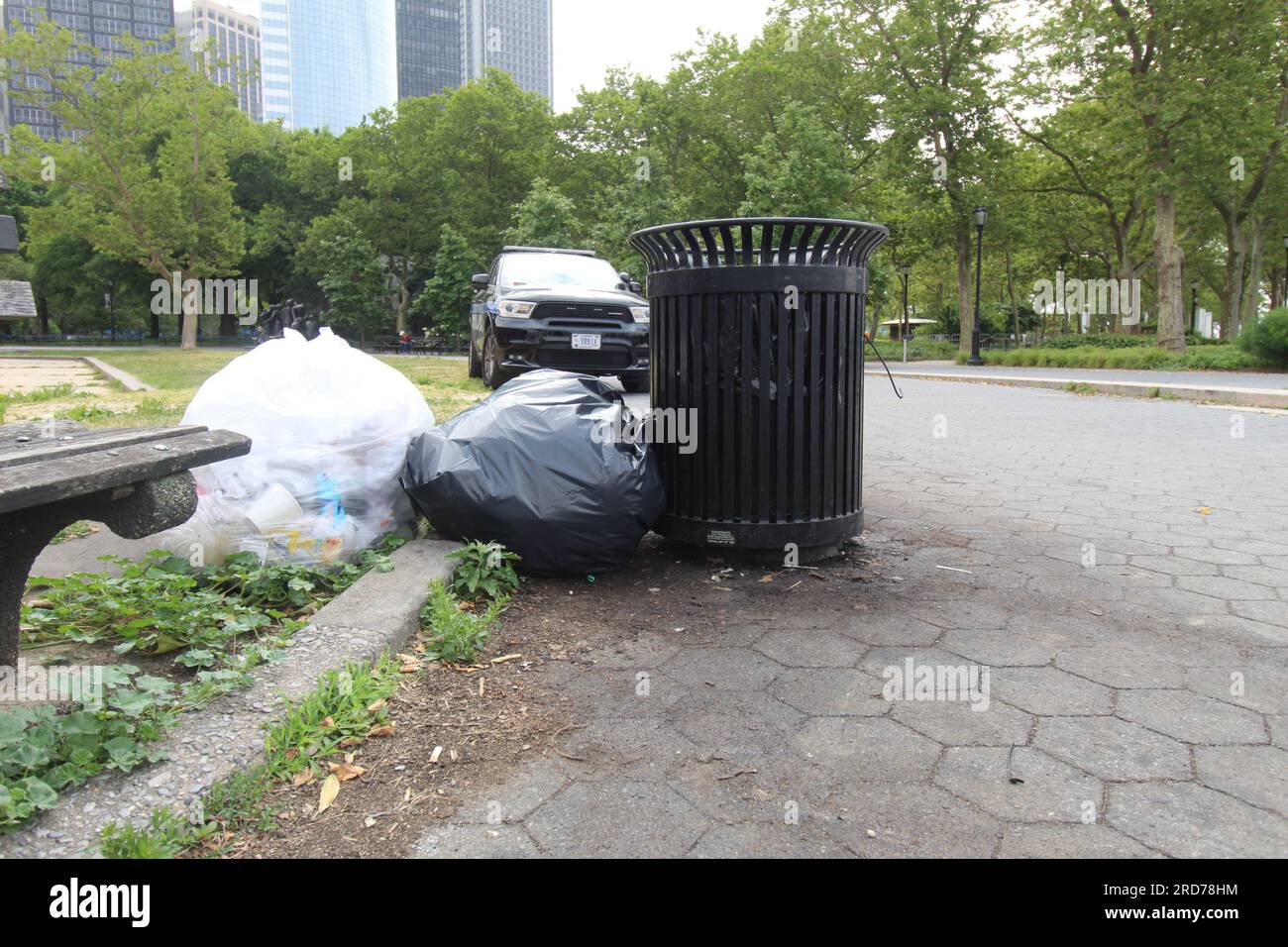 Ein Foto von einem Abfalleimer mit zwei Müllsäcken daneben in New York City. Stockfoto