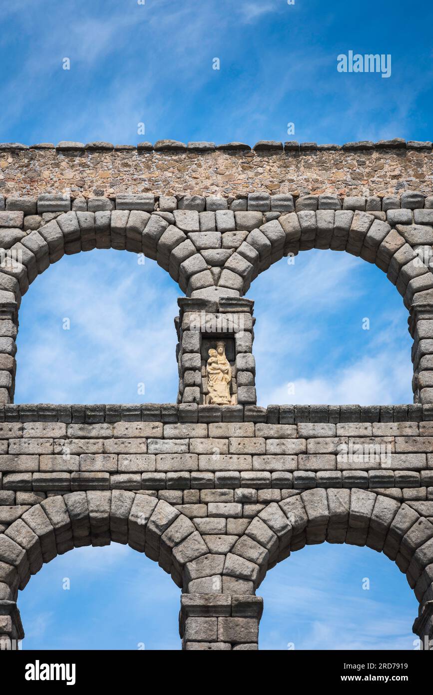 Antike Architektur des Römischen Reiches, Detail aus Mauerwerk der oberen Ebenen des herrlichen Aquädukts aus dem 1. Jahrhundert, das die Stadt Segovia, Spanien, umspannt. Stockfoto