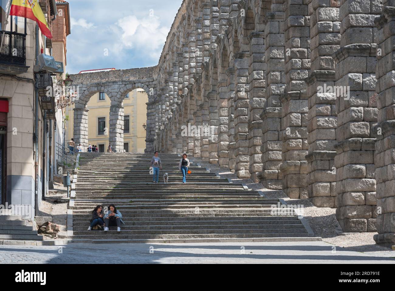 Segovia Spanien Aquädukt, Blick im Sommer auf die große Treppe entlang der Ostseite des herrlichen römischen Aquädukts aus dem 1. Jahrhundert n. Chr. in Segovia. Stockfoto