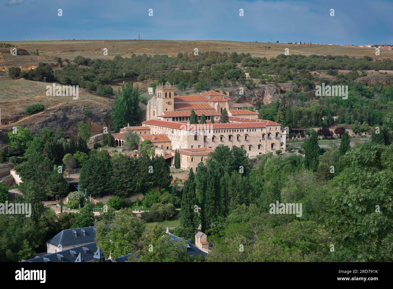 Segovia Kloster, Blick im Sommer auf den Monasterio de El Parral - ein großer Klosterkomplex, der vom Hieronymitenorden in Segovia, Spanien, bewohnt wird Stockfoto