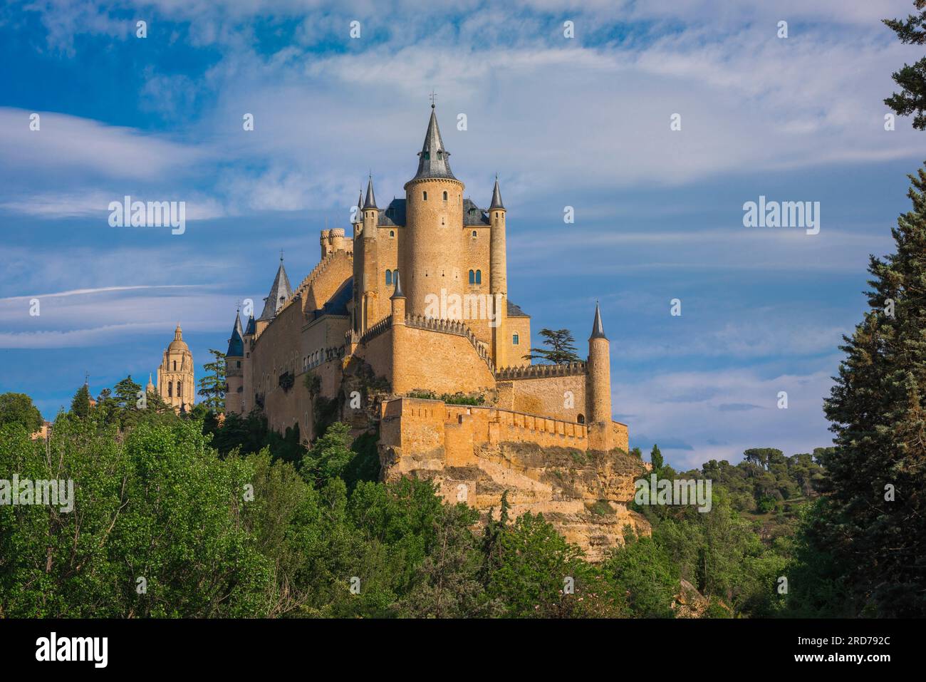 Alcazar Segovia, Blick auf den Alcazar de Segovia, ein spektakuläres Schloss aus dem 15. Jahrhundert, das sich am nordwestlichen Rand der Stadt Segovia, Spanien, befindet Stockfoto