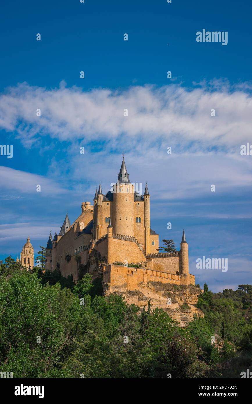 Spanien Sommerreise, Blick auf den Alcazar in Segovia - eine malerische Burg, berühmt für ihre engen Türme und Pfeffertopf-Türme, Spanien. Stockfoto