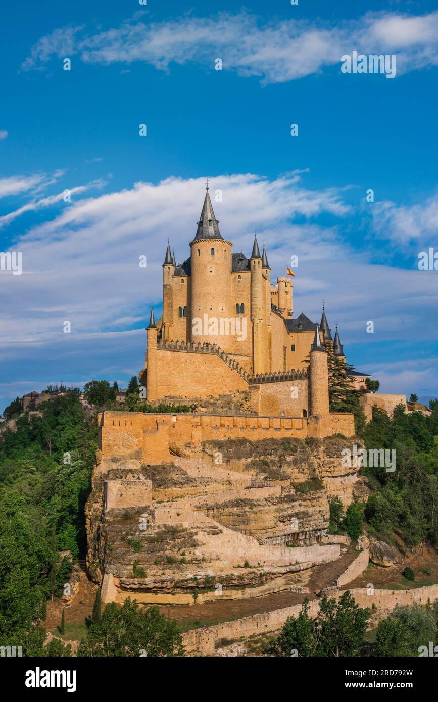 Segovia Alcazar, Blick auf den Alcazar de Segovia, ein spektakuläres Schloss aus dem 15. Jahrhundert, das sich am nordwestlichen Rand der Stadt Segovia, Spanien, befindet Stockfoto