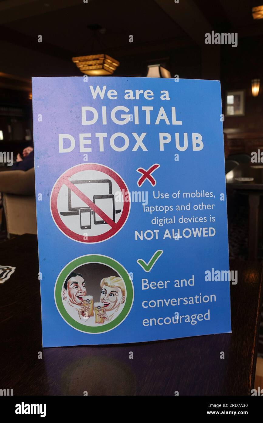 Digital Detox Pub Schild - Mobiltelefone verboten - in Sam Smiths Pub, The Ivanhoe, Sprotbrough, Doncaster, South Yorkshire, England, Großbritannien Stockfoto