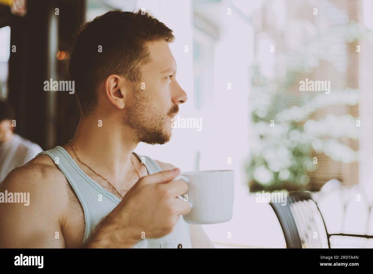 Glücklicher Mann mit einer Tasse Kaffee Stockfoto