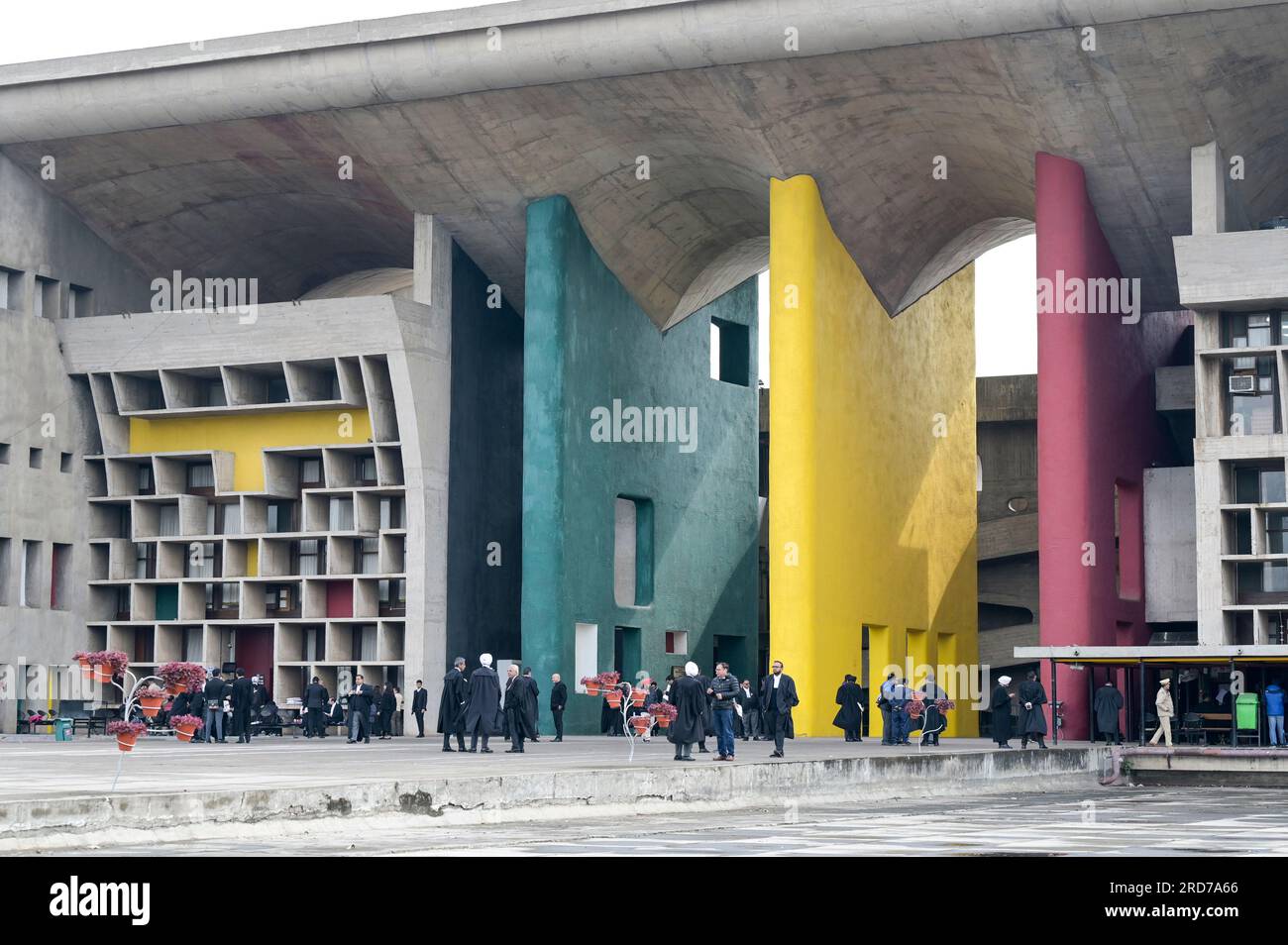 INDIEN, Union Territory, Chandigarh City, der Masterplan der Stadt, unterteilt in Sektoren, wurde vom schweizer-französischen Architekten Le Corbusier im 1950", Sektor 1 Capitol Complex, Regierungsgebäude High Court, verwendet von den Staaten Punjab und Haryana, entworfen von Le Corbusier, heute ein UNESCO-Weltkulturerbe Stockfoto