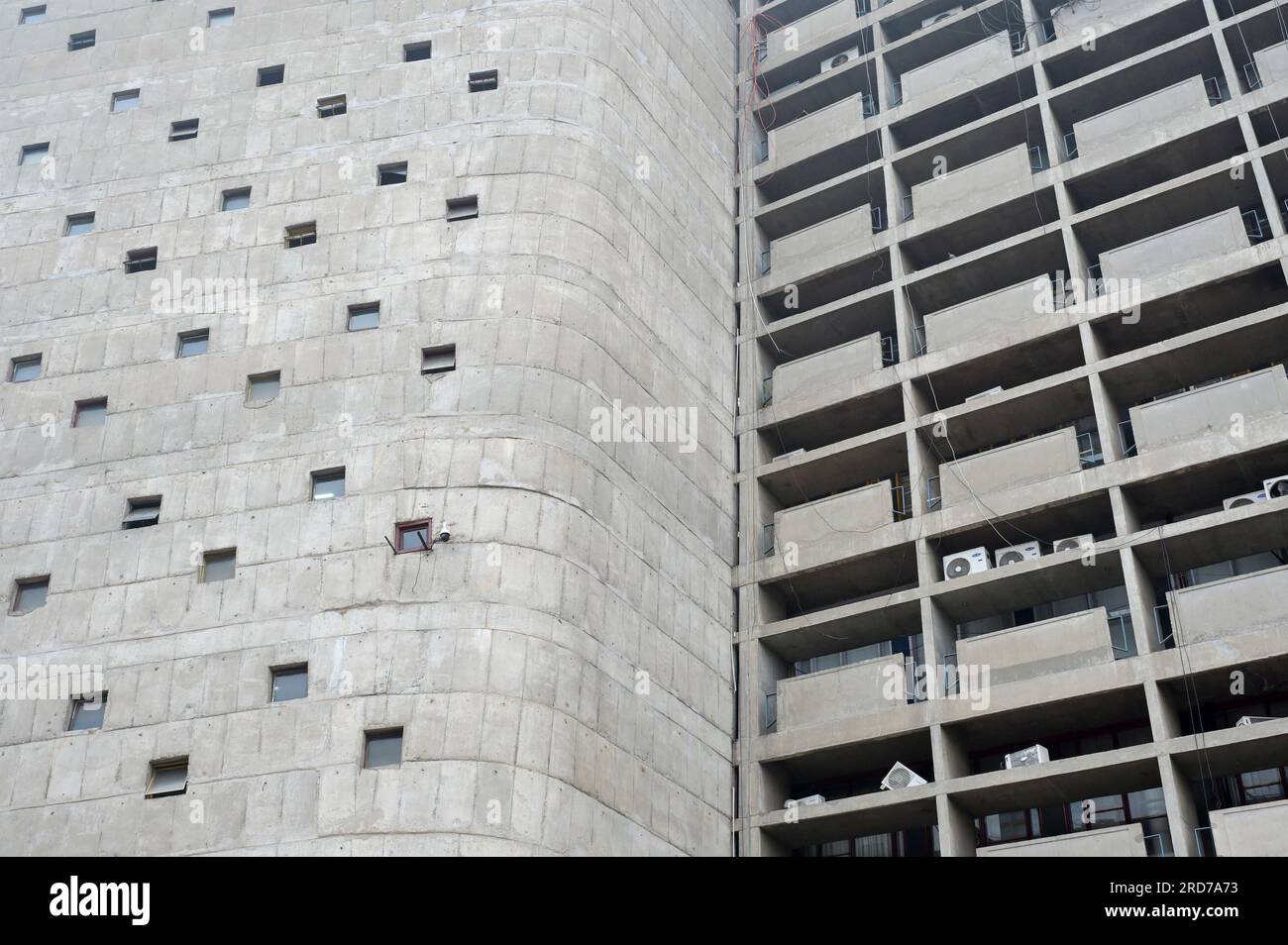 INDIEN, Gebiet der Union, Chandigarh-Stadt, der Generalplan der Stadt, unterteilt in Sektoren, wurde vom schweizer-französischen Architekten Le Corbusier im 1950", Sektor 1 Capitol-Komplex, Bürogebäude des Sekretariats von Punjab und der Regierung Haryana, entworfen von Le Corbusier, Fensterdetails erstellt Stockfoto