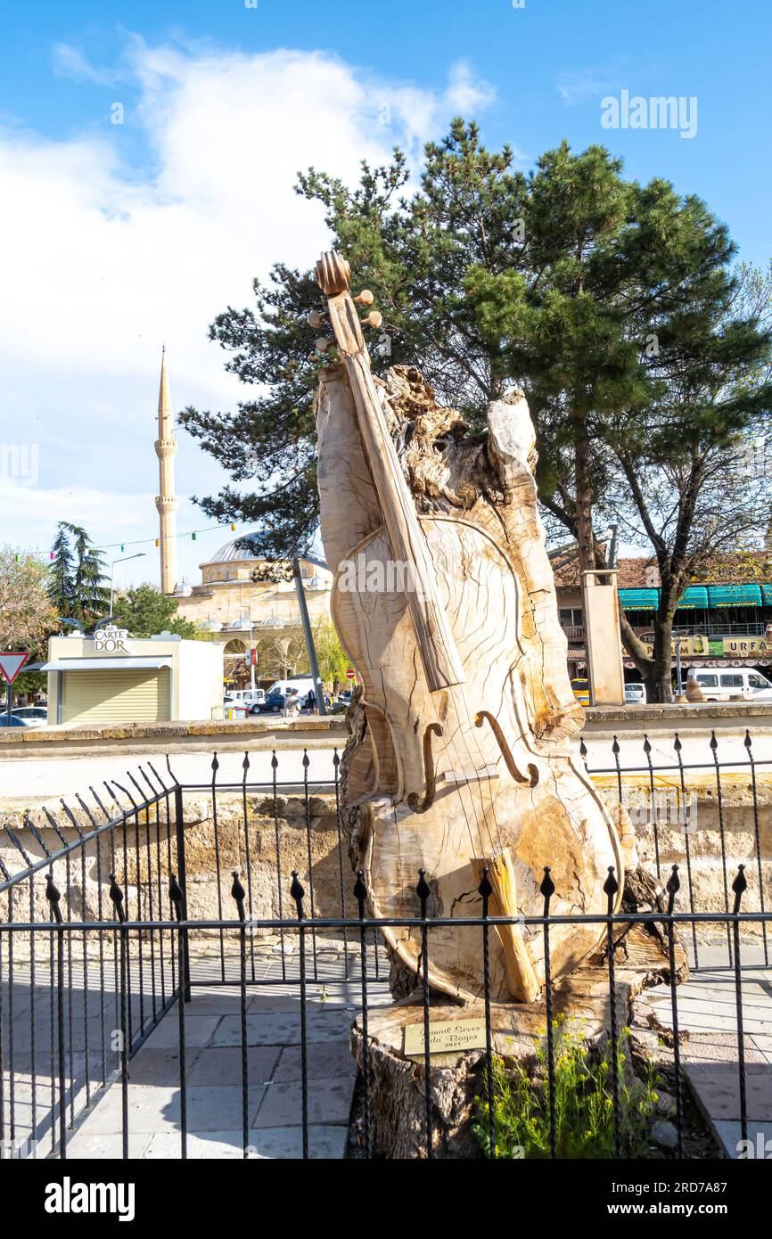 Denkmal für das traditionelle türkische gepflückte Instrument der saz. Nevsehir Türkei Stockfoto