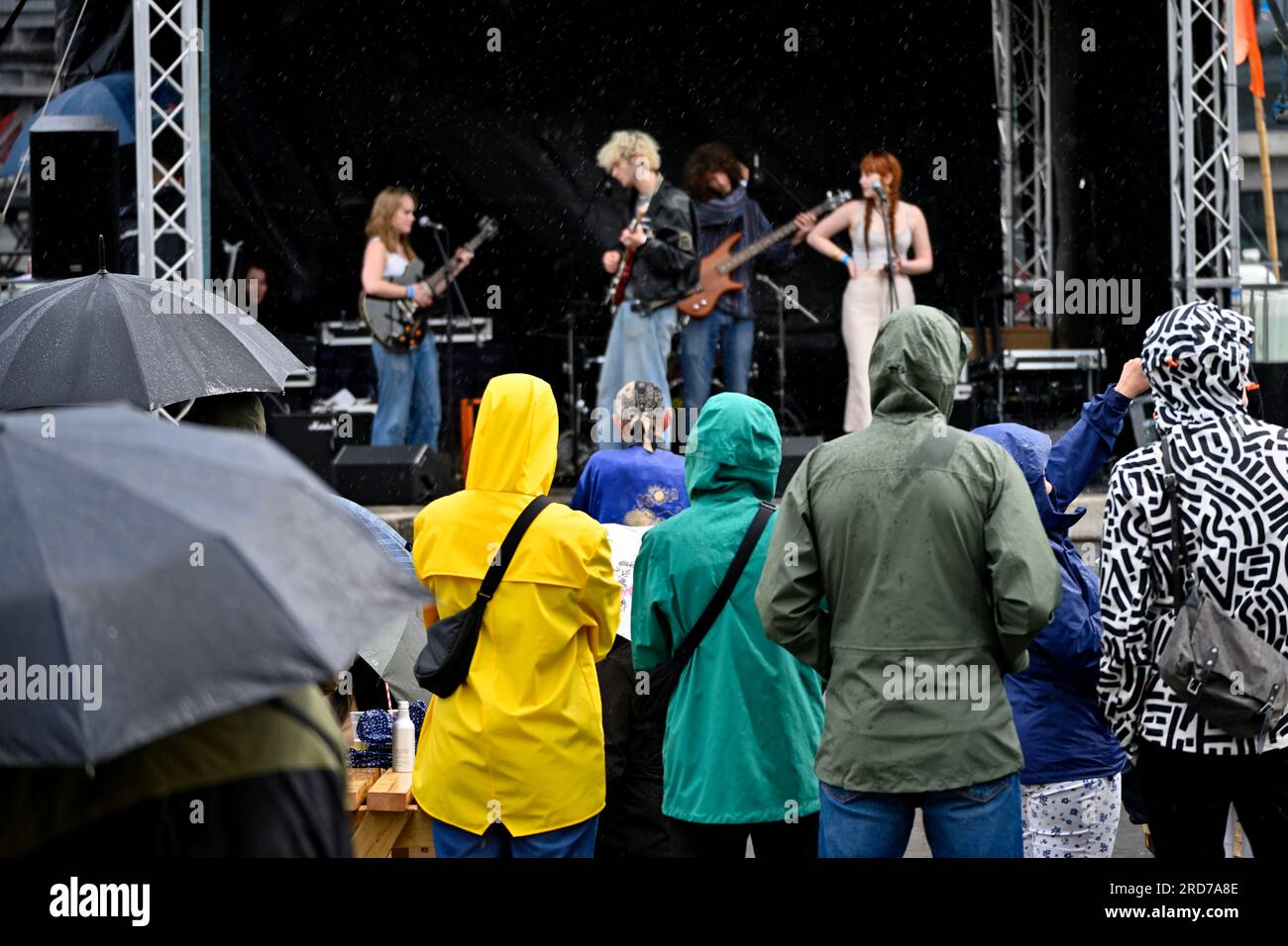 Das Bristol Harbour Festival, 14-16. Juli 2023, hatte heftigen Regen, hier im Amphitheatre lief die Musik immer noch mit reduziertem Publikum auf der Bühne, Großbritannien Stockfoto