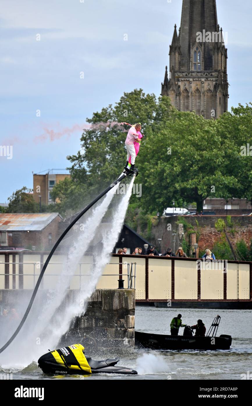 Das Bristol Harbour Festival, 14-16. Juli 2023, war nass, aber es regnete nicht ab, hier mit James Prestwood Flyboarding im Hafen mit weiblichem Kollogen Stockfoto