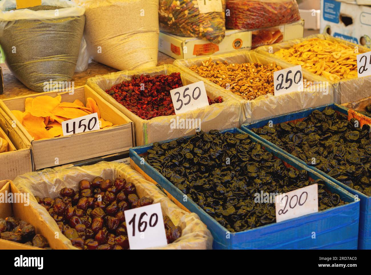 Verkauf von Trockenfrüchten auf dem Straßenmarkt Stockfoto