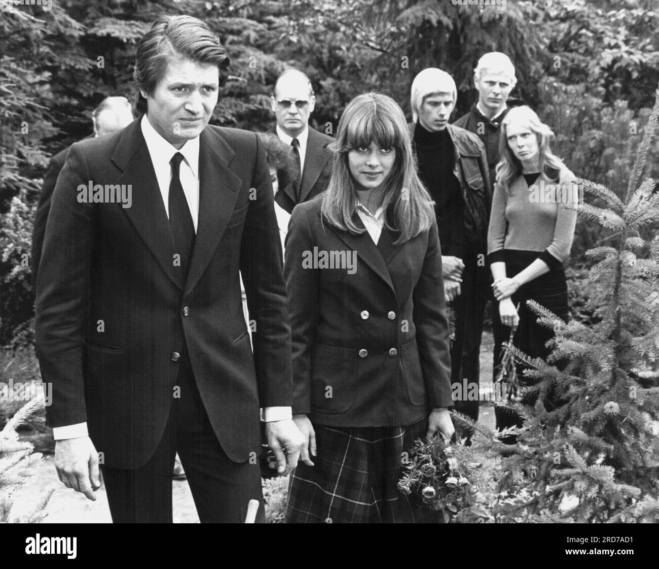 EINGEREICHT am 29. September 1976, Schleswig-Holstein, Eutin: Die Filmszene vom Tatort-Krimi „Reifezeugnis“ zeigt Nastassja Kinski als Schülerin Sina und Christian Quadflieg als ihren Lehrer Helmut Fichte. Der Schauspieler Christian Quadflieg ist tot. Wie die Familie am Mittwoch ankündigte, starb er bereits am Sonntag in Hamburg nach einer langen schweren Krankheit im Alter von 78 Jahren. Quadflieg wird von einem großen Publikum in Erinnerung gerufen, vor allem durch die ZDF-Serie „The Country Doctor“. (nur schwarzweiß) Foto: Klar/dpa Stockfoto