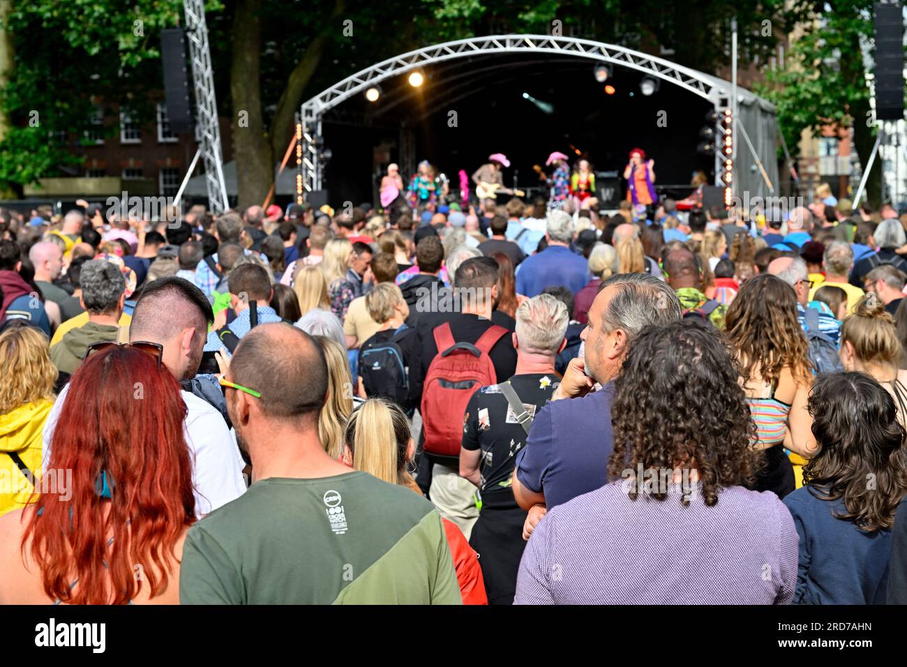 Bristol Harbour Festival, 14-16. Juli 2023, Zuschauer, die sich die Musikbühne am Queens Square nach dem Regen ansehen, Großbritannien Stockfoto