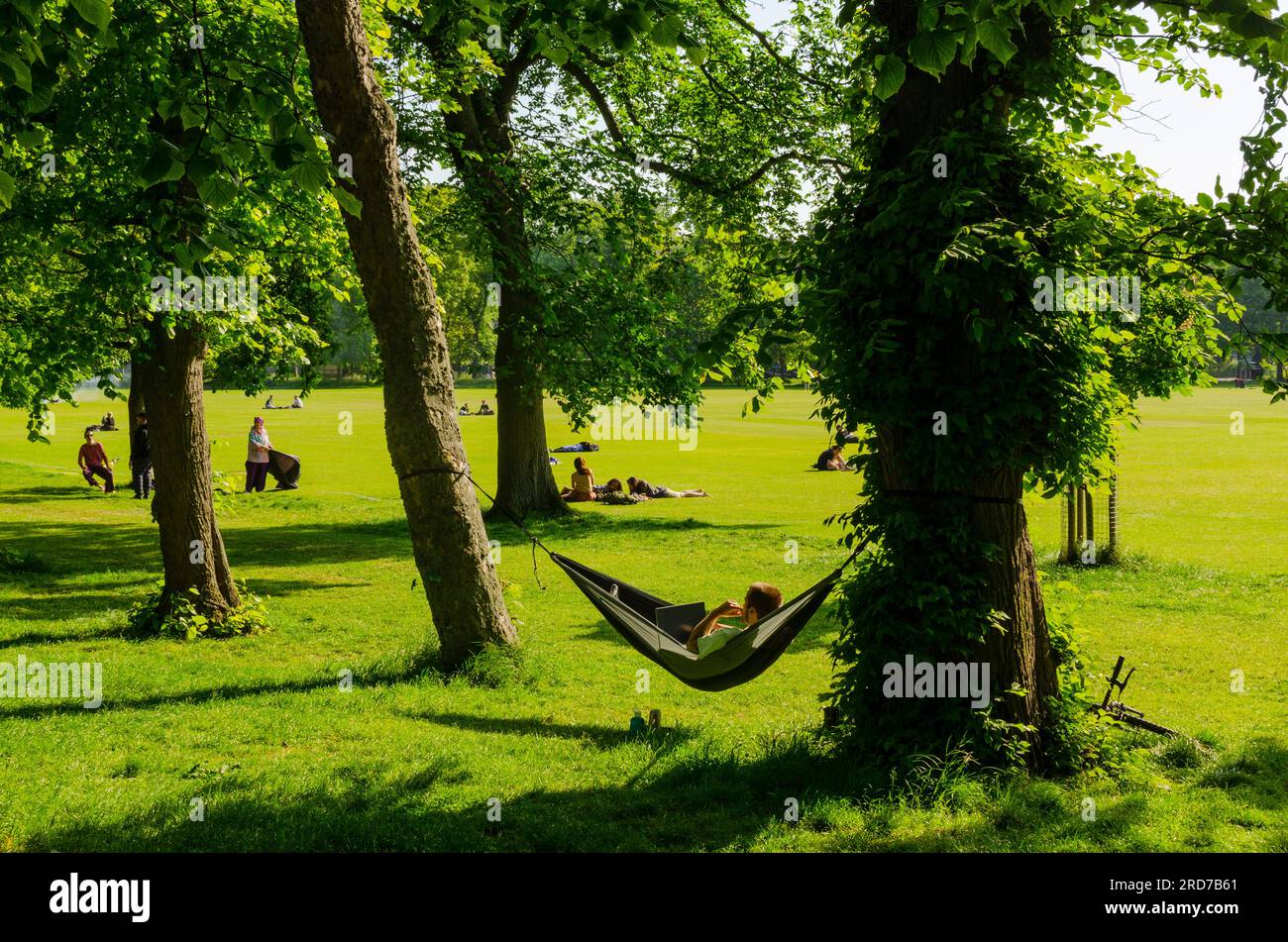 EDINBURGH, SCHOTTLAND, Großbritannien - 09. Juni 2023 - Besucher genießen einen sonnigen Nachmittag im Meadows Park im Zentrum von Edinburgh, Schottland, Großbritannien - Foto: Geopix Stockfoto