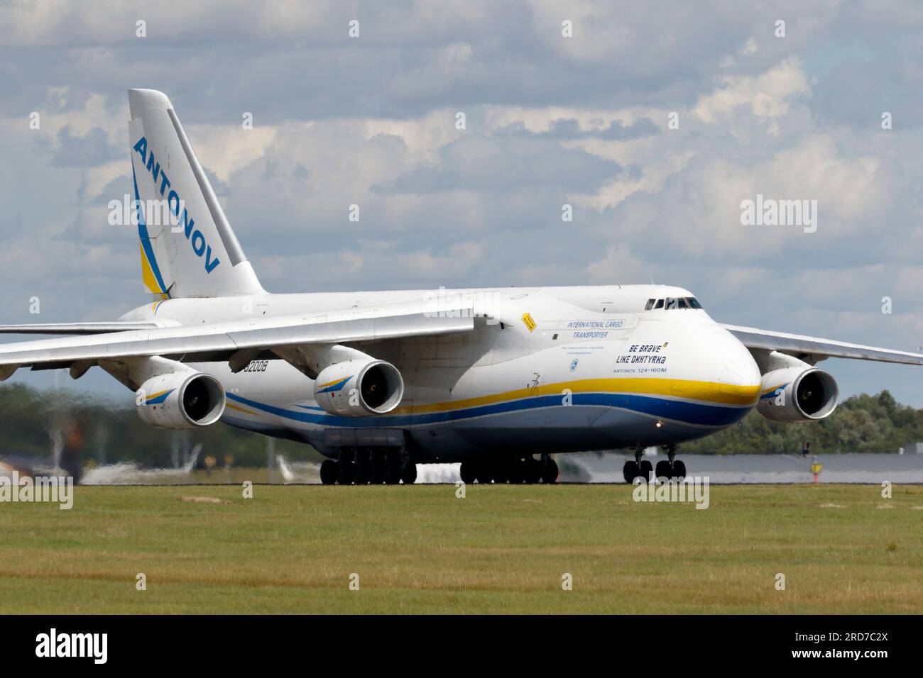 UR-82008 Antonov Airlines Antonov an-124-100m-150 Abflug London Stansted Airport am 17. 2023. Juli, registriert in der Ukraine „Be muve like Okhtyrka“ Stockfoto