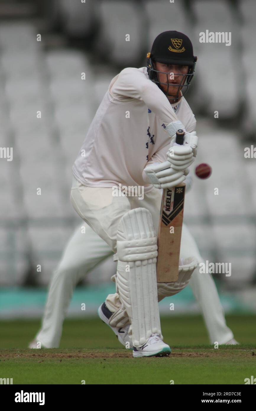 Clean Slate Headingley Stadium, Leeds, West Yorkshire, Großbritannien. 19. Juli 2023. Sussex County Cricket Club beim LV= Insurance County Championship-Kampf im Clean Slate Headingley Stadium. Tom Alsop von Sussex County Cricket Club Schlaggutschein: Touchlinepics/Alamy Live News Stockfoto