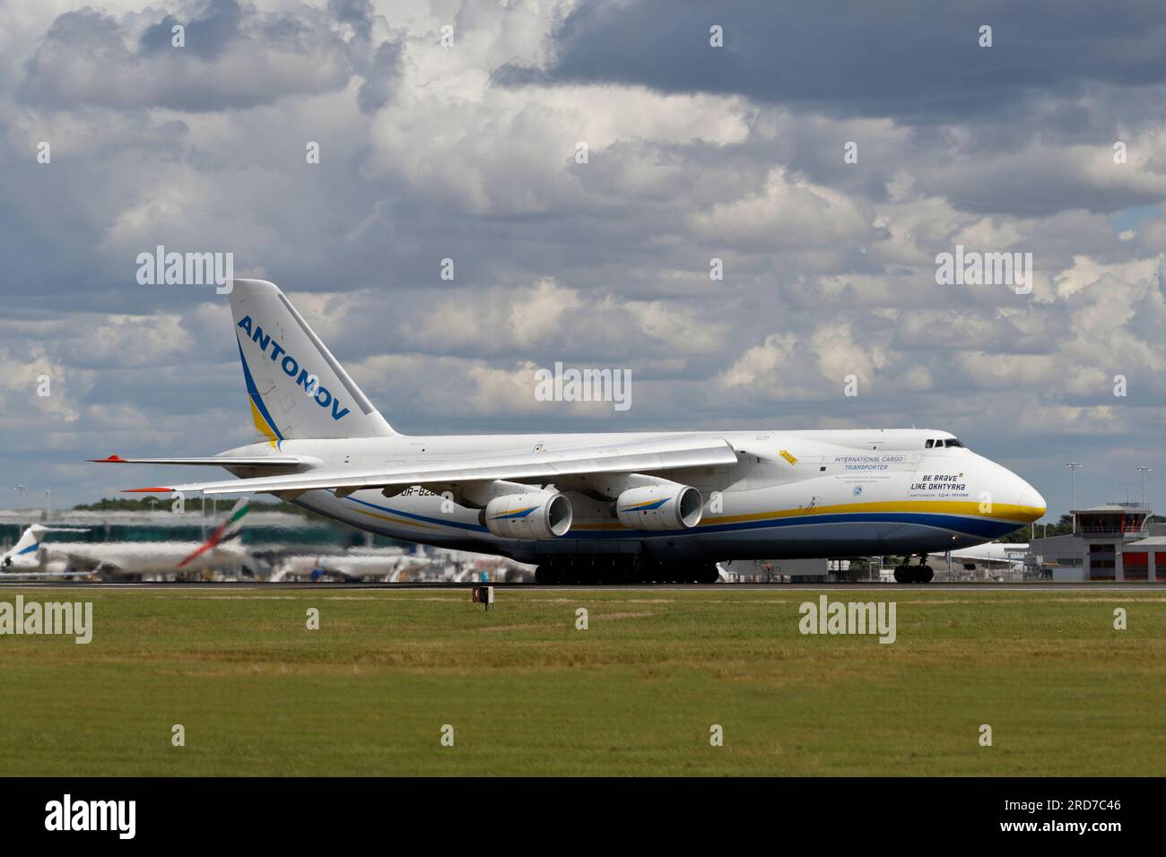 UR-82008 Antonov Airlines Antonov an-124-100m-150 Abflug London Stansted Airport am 17. 2023. Juli, registriert in der Ukraine „Be muve like Okhtyrka“ Stockfoto