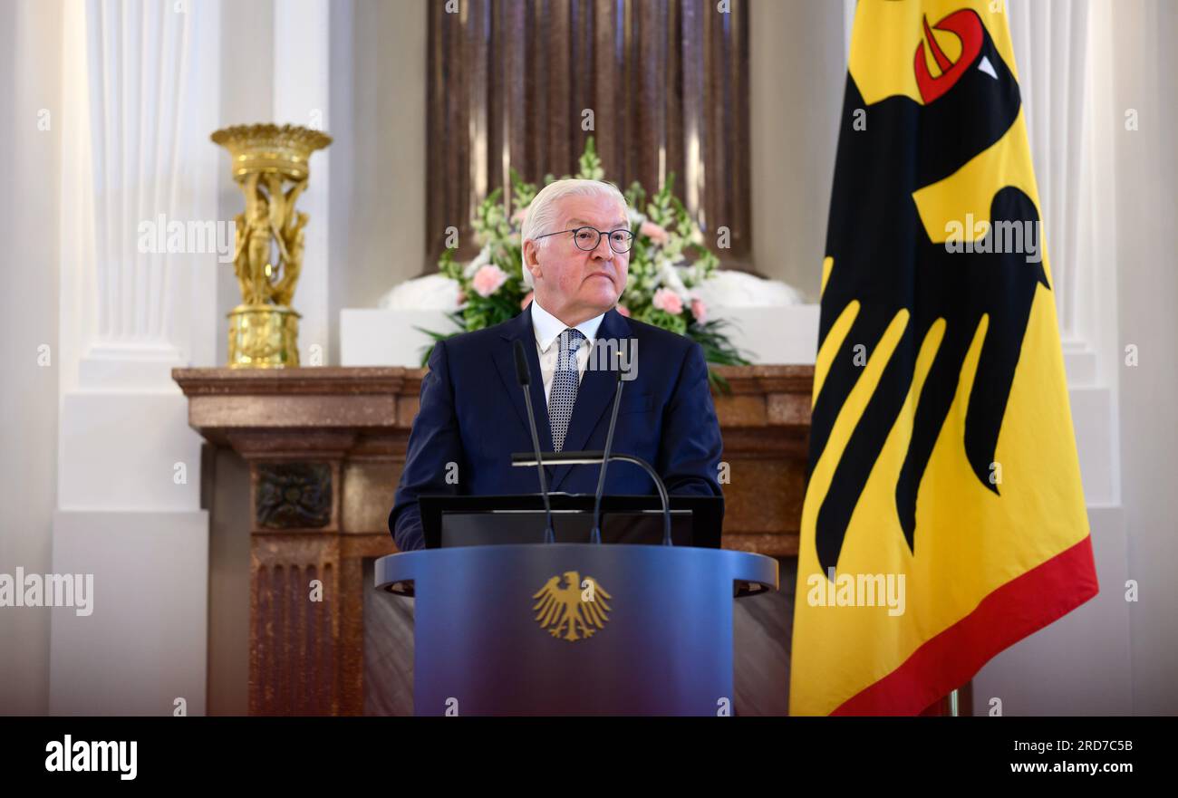 Berlin, Deutschland. 19. Juli 2023. Bundespräsident Frank-Walter Steinmeier spricht bei der Verleihung des Großen Verdienstkreuzes mit dem Stern des Verdienstordens der Bundesrepublik Deutschland an den ehemaligen Bundesminister des Innern Gerhart Baum (FDP) im Schloss Bellevue. Baum war von 1972 bis 1994 Mitglied des Deutschen Bundestages. Von 1978 bis 1982 war er Bundesminister des Innern in einer sozial-liberalen Koalition. Kredit: Bernd von Jutrczenka/dpa/Alamy Live News Stockfoto