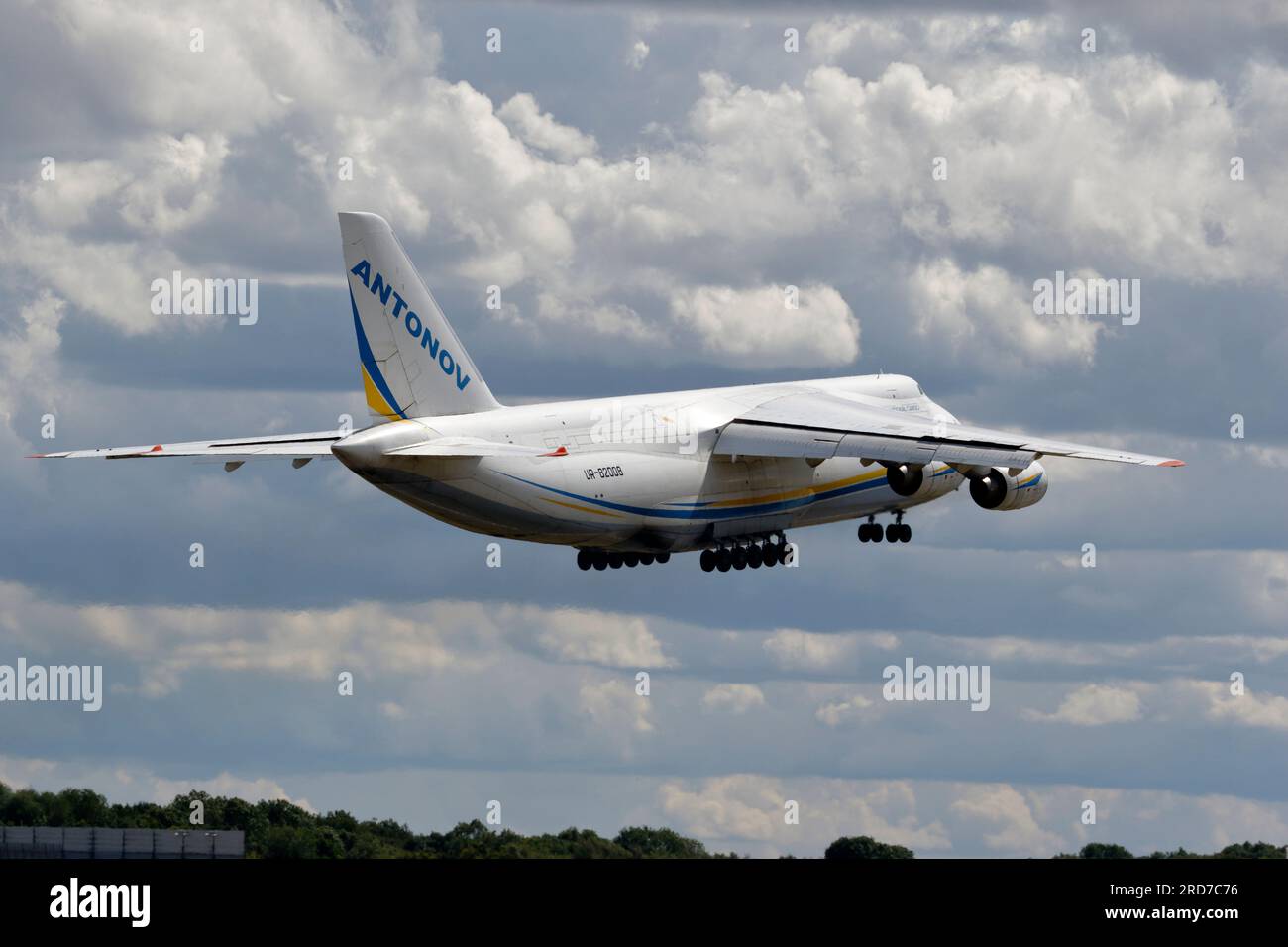 UR-82008 Antonov Airlines Antonov an-124-100m-150 Abflug London Stansted Airport am 17. 2023. Juli, registriert in der Ukraine „Be muve like Okhtyrka“ Stockfoto