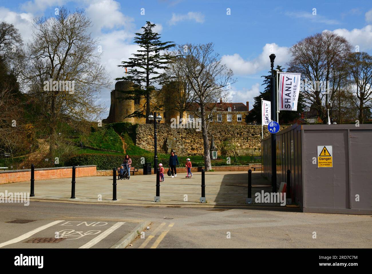 River Walk und Ecke der Baustelle für den neuen Shanly Homes River Walk Wohnkomplex, Burgtor im Hintergrund, Tonbridge, Kent, England Stockfoto