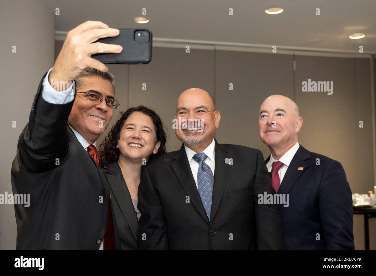 New York, Vereinigte Staaten von Amerika. 13. Juli 2023. USA HHS-Sekretär Xavier Becerra, Left, macht ein Selfie mit Mitgliedern des Kabinetts der Biden Harris Administration Latino während der National Association of Latino gewählt und ernannte Beamte 40. Annual Conference, 13. Juli 2023 in New York City, New York. Von links: Gesundheitsminister Xavier Becerra, Verwalterin kleiner Unternehmen Isabella Casillas, NALEO-CEO Arturo Vargas und Heimatschutzminister Alejandro Mayorkas. Kredit: TIA Dufour/DHS/Alamy Live News Stockfoto