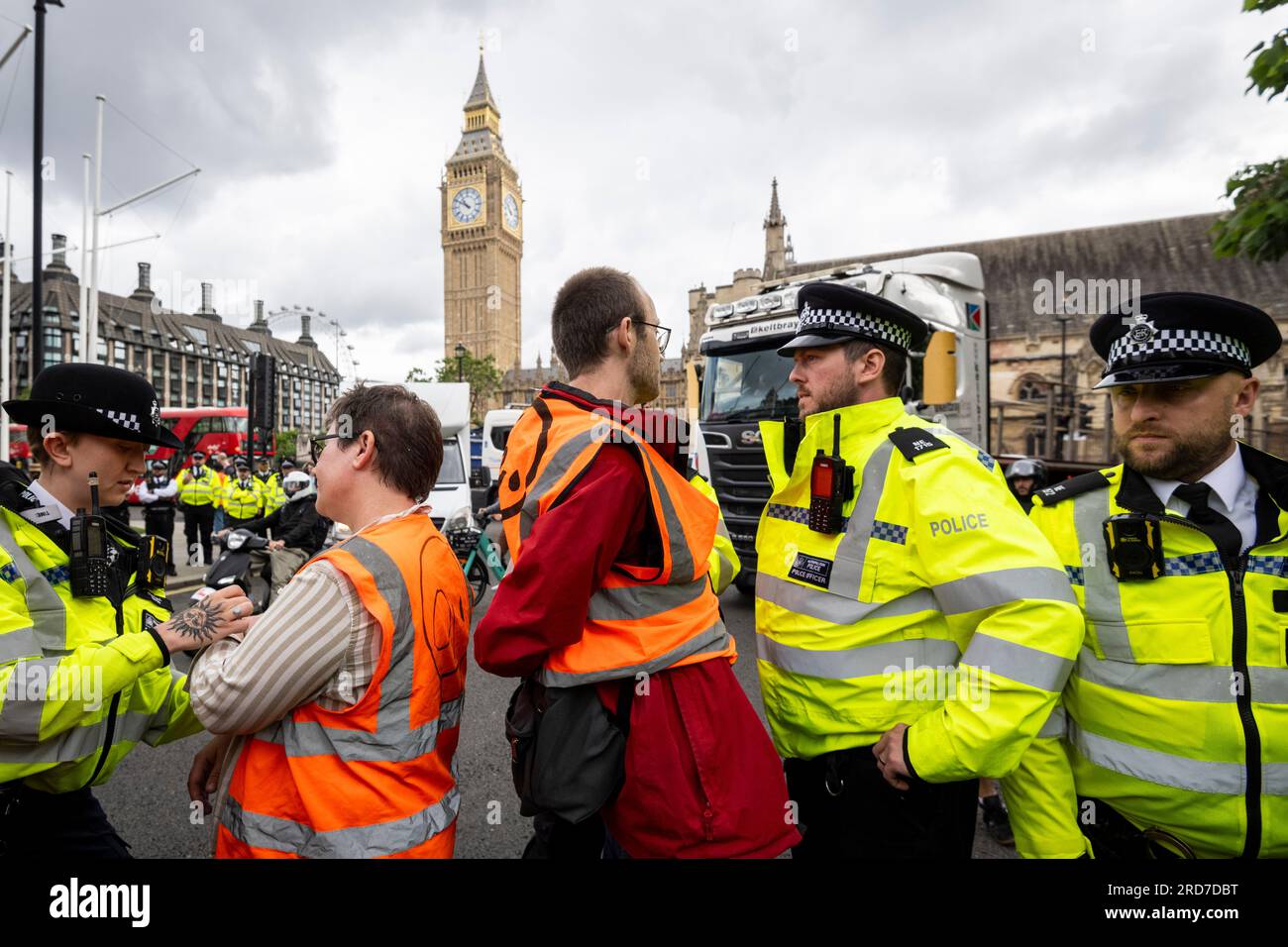 London, Großbritannien. 19. Juli 2023 Die Polizei verhaftete Angehörige von Just Stop Oil, die während ihrer 13. Aktionswoche am Parliament Square protestierten. Just Stop Oil ist eine gewaltfreie zivile Widerstandsgruppe, die von der britischen Regierung verlangt, dass sie die Lizenzierung für alle neuen Öl-, Gas- und Kohleprojekte einstellt. Kredit: Stephen Chung / Alamy Live News Stockfoto