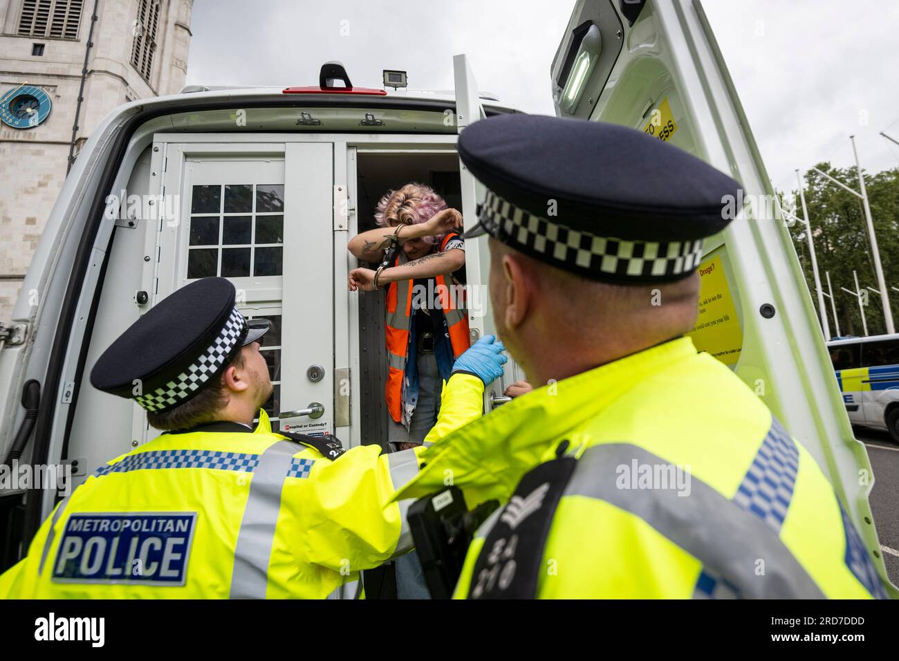 London, Großbritannien. 19. Juli 2023 Die Polizei verhaftete ein Mitglied von Just Stop Oil, das während ihrer 13. Woche der Aktionen auf dem Parliament Square protestiert hat. Just Stop Oil ist eine gewaltfreie zivile Widerstandsgruppe, die von der britischen Regierung verlangt, dass sie die Lizenzierung für alle neuen Öl-, Gas- und Kohleprojekte einstellt. Kredit: Stephen Chung / Alamy Live News Stockfoto
