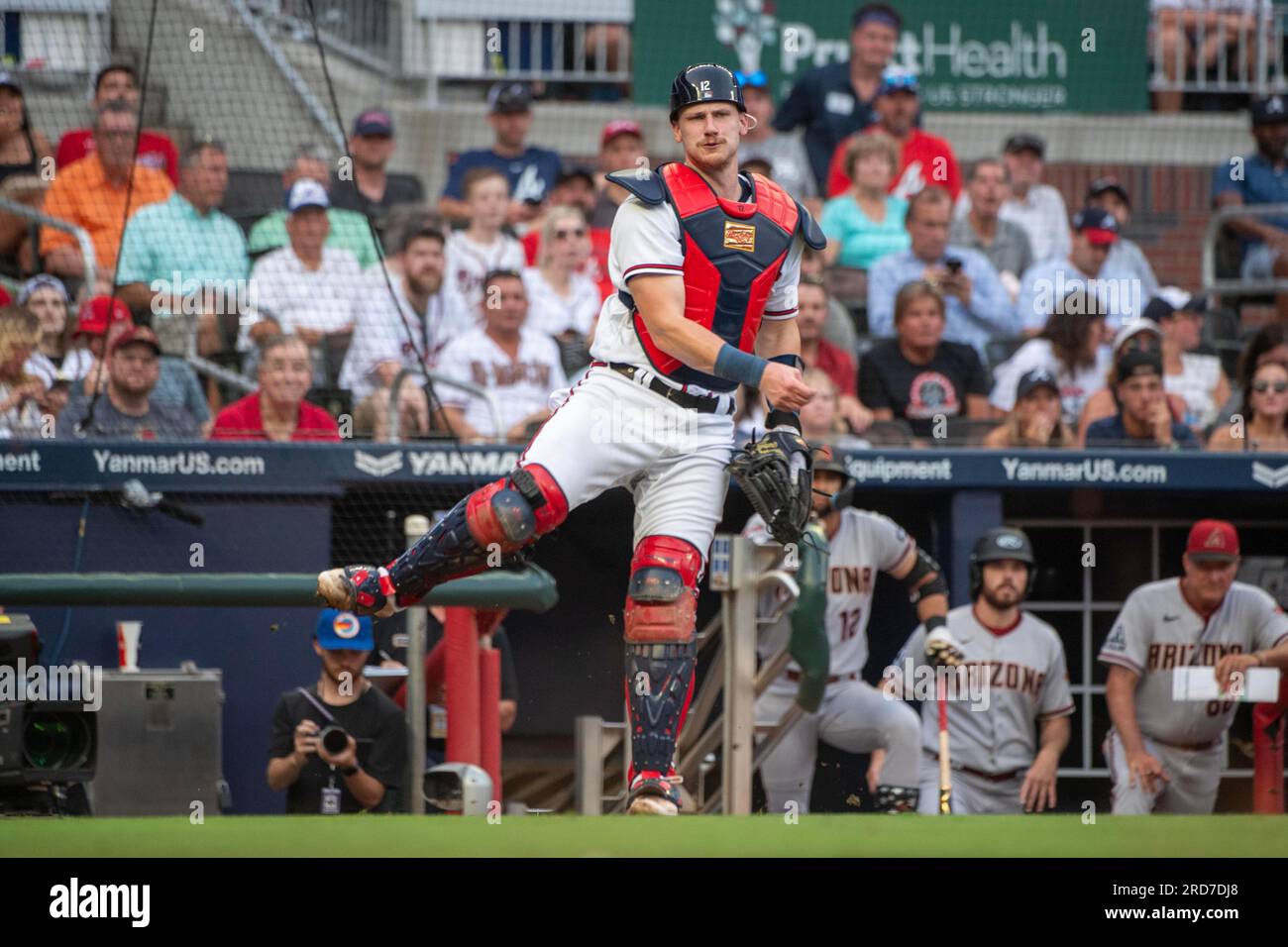 Atlanta, Usa. 18. Juli 2023. Atlanta Braves Sean Murphy wirft im ersten Inning gegen die Arizona Diamondbacks am Dienstag, den 18. Juli 2023 im Truist Park in Atlanta, Georgia, an die erste Base. Foto: Anthony Stalcup/UPI Credit: UPI/Alamy Live News Stockfoto