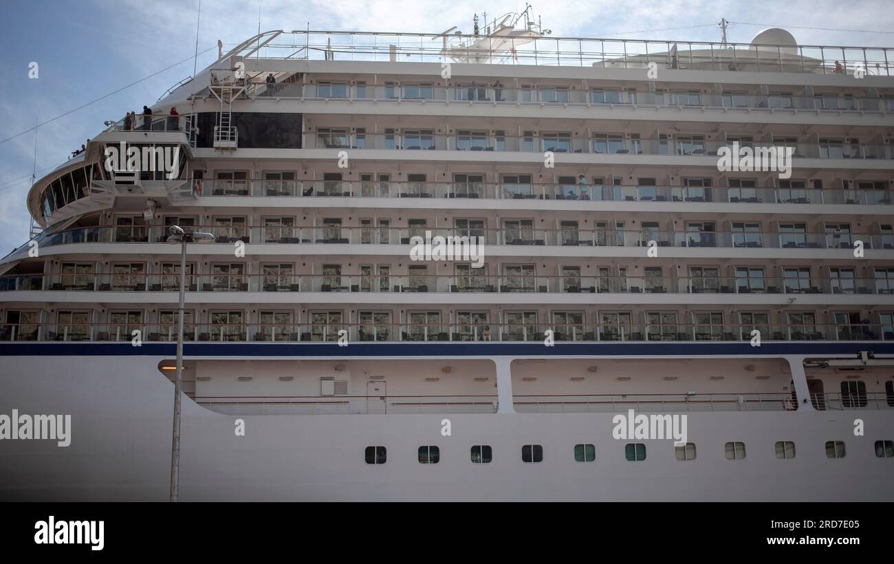 Montenegro, 12. April 2023: Kreuzfahrtschiff im Hafen von Kotor vor Anker Stockfoto