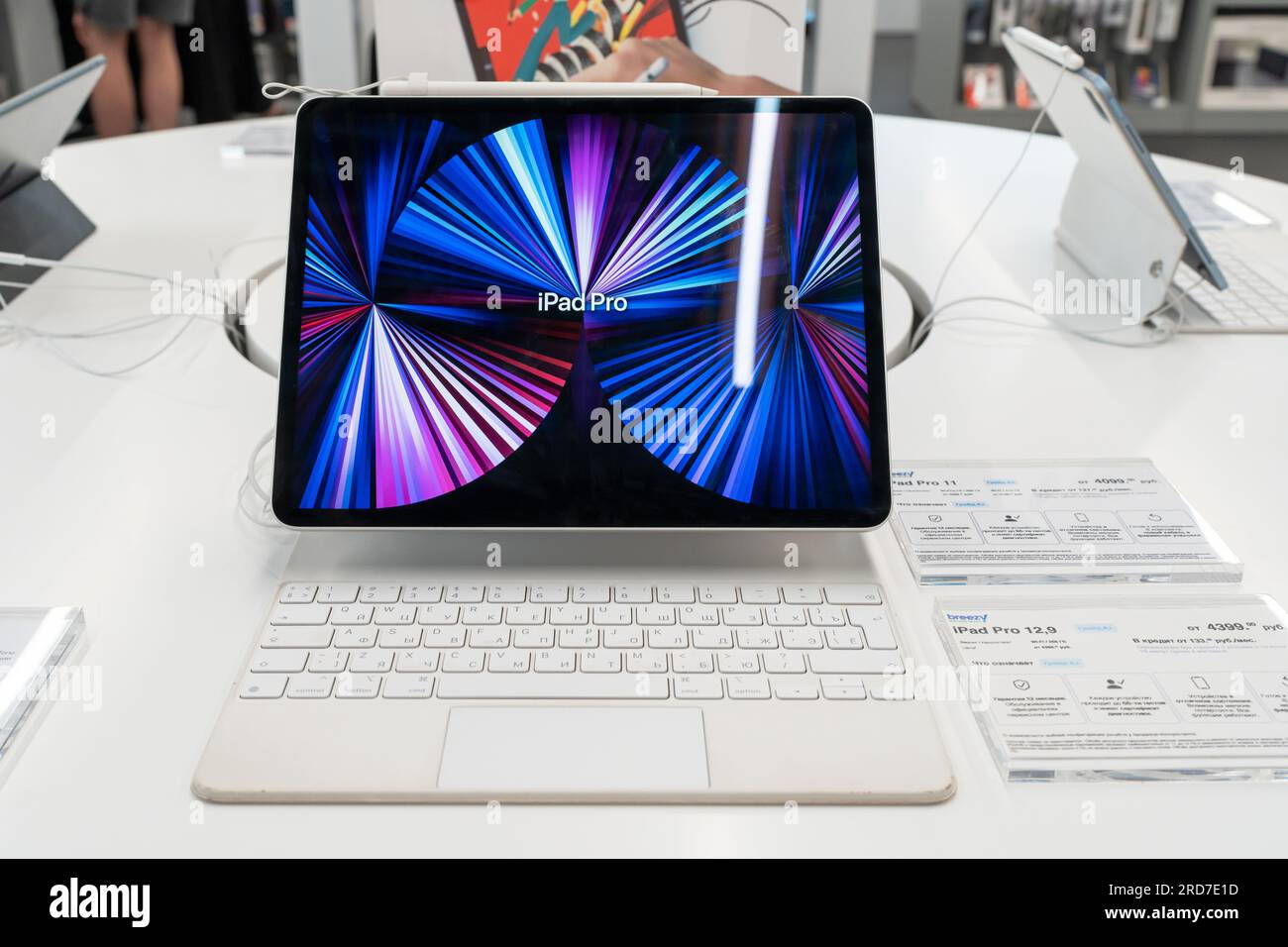 Das neue Apple Computer iPad Pro mit Bleistift und Apple Magic Keyboard ist im Apple Store installiert, damit Kunden es ansehen und testen können. Minsk, Weißrussland, 2023 Stockfoto